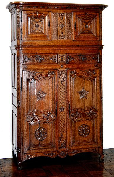 フリーメーソンの装飾が施されたピカルディワードローブ、c.1740（木） 作： French School