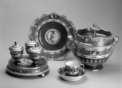 プラドメナージュ、皿、カップ、ソーサー、ブルーカメオサービスのアイスクリームボウル、セーヴル、1778-79年（ソフトペースト磁器） 作： French School
