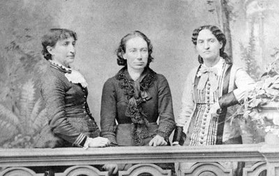 マリー・フェレとポーレ・ミンクに挟まれたルイーズ・ミッシェルの肖像 - 1871年 - 。 作： French School