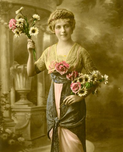 花の束を保持している女性の肖像c.1898（手彩色写真） 作： French School