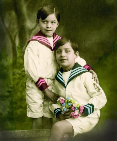 2人の男の子の肖像1898年頃（手彩色写真） 作： French School