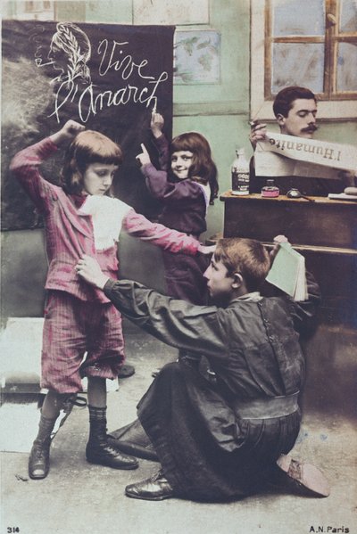 世俗的な教育システムを批判している郵便はがき、c.1910 作： French School