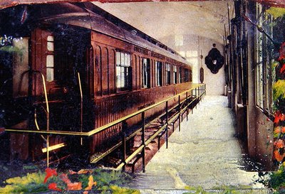 1918年11月11日午前5時、コンピエーニュの森にあるレゾンドで休戦協定の調印が行われた鉄道車両を描いた絵葉書。 作： French School