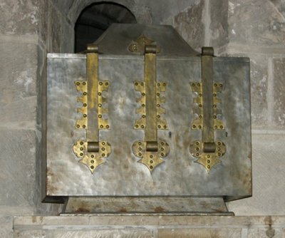 1108年に地下室に置かれた聖ブノワの遺物を含む聖遺物箱（金属） 作： French School