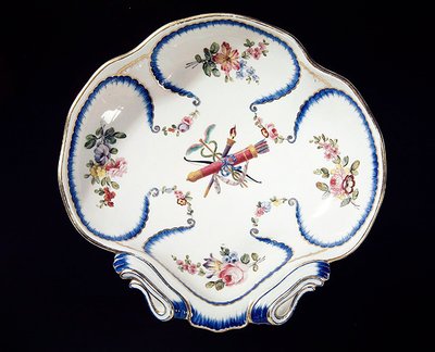 弓と矢で飾られたセーヴルプレート、1762年（ファイアンス） 作： French School