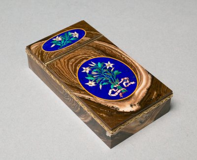 嗅ぎタバコボックス、1840年頃（金、瑪瑙、モザイクパネルをセット、ラピスラズリ） 作： French School