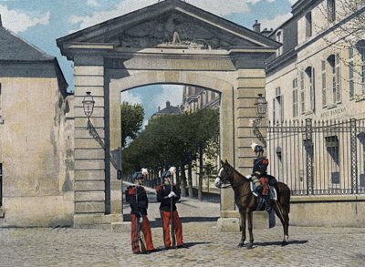 サン・キュール（Saint Cyr）の特別軍事学校、内務。大役服を着た歩兵・騎兵の生徒たち（元）。"Album militaire: scene de la vie du soldat "にて 作： French School