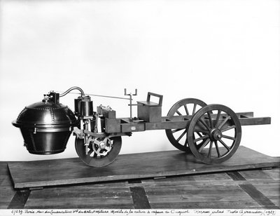 ニコラス・ジョセフ・クグノット（1725-1804）によって発明された蒸気駆動車 作： French School