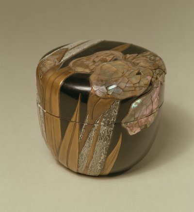 茶壺と金色の花器デザインのカバー `Takamaki-e（黒漆塗りの地にパウダーとマザーオブパールインレイ） 作： French School