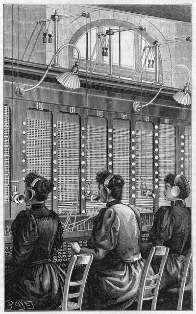 1895年、パリのグーテンベルク通りの電話局。240人の加入者を3人の電話係が担当する複数のテーブルセクション。 作： French School