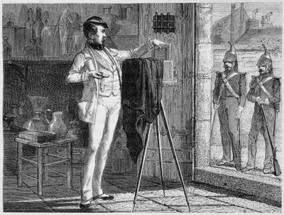1848年、サン・マルタン通りの市警兵舎の警察室にあるニエプス・ド・サン＝ヴィクトールの研究室-ルイ・フィギエ著『科学の驚異』所収 作： French School