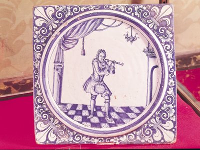 クラリネット奏者を描いたタイル、1706年（ファイアンス） 作： French School