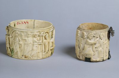 6〜7世紀に生まれた盲目の男を癒すラザロとキリストの復活を描いたレリーフ付きの2つのpyx 作： French School