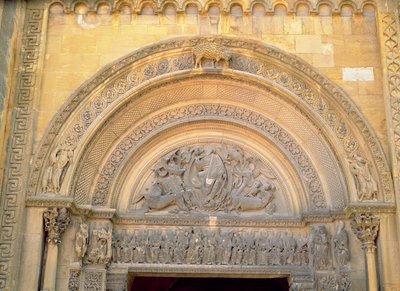 伝道者のシンボルで陛下のキリストを描いたポーチのティンパナム、c.1140-50 作： French School