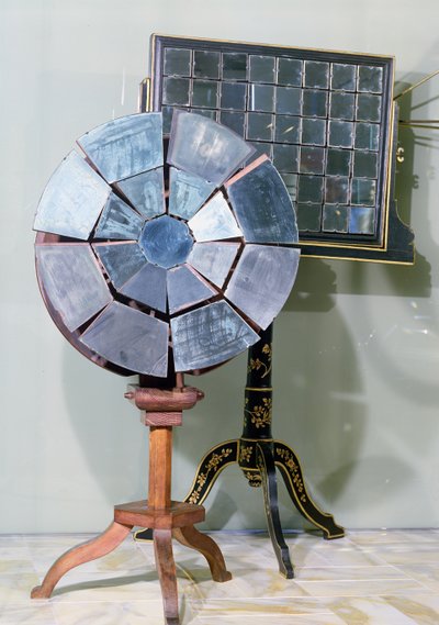 ジャックアレクサンドルセザールチャールズ（1746-1823）が設計し、ジョルジュルイルクレール（1707-88）コントデブッフォンが鉛（木材とガラス）の融合に関する実験で使用した可変焦点ミラー 作： French School