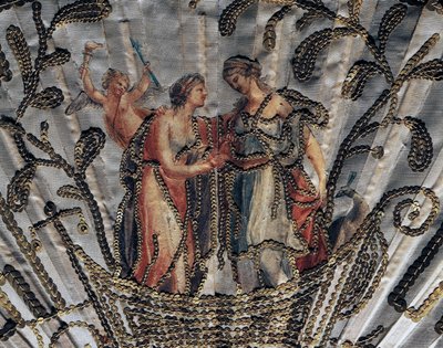 ヴィーナスとジュノー、ハンドファンの絹の葉の細部、刺繍とスパンコール、銀で装飾されたピアス付きボーンガードスティック 作： French School