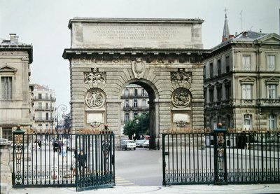 1684年に建設が開始され、1776年に完成したプロムナードデペイルーの凱旋門の眺め 作： French School