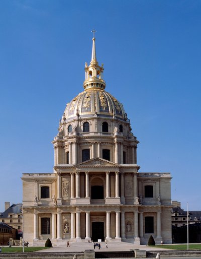 1670年にルイ14世が建設を命じたパリのモニュメント、ホテル・デ・アンヴァリッドの眺め。パリ 作： French School