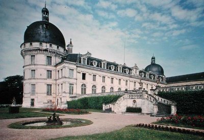1540年に建設が開始された、北東のファサードと二重戻り階段の眺め 作： French School