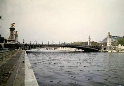 1900年の世界博覧会、1897-1900年にエンジニアのルイジャンリサル（1854-1920）とアメディアルビー（1862-1942）によって建てられたアレクサンドル3世橋の眺め 作： French School