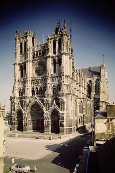 西のファサードの眺め、c.1220-70 作： French School