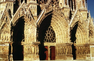 1231年に開始され、1430年に完了したウェストフロントポータルのビュー 作： French School