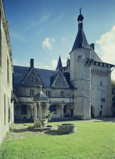 1520年に建てられた本館と井戸がある中庭の景色 作： French School
