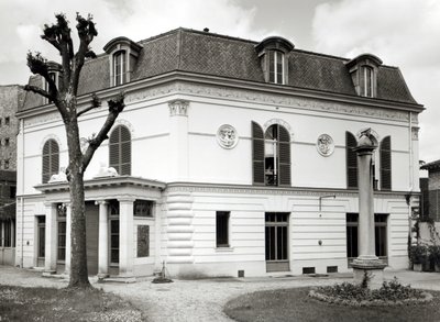 1880〜1921年に建てられた庭園からのビブリオテークマルモッタンのファサードの眺め 作： French School