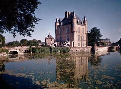 1355-88年に建てられた城の砦の眺め 作： French School