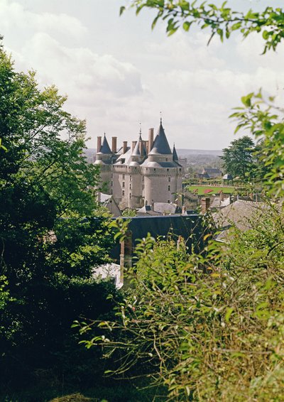 1465年にフランスのルイ11世の大臣ジャンブルに建設された北西から復元された城の眺め（87685-86も参照） 作： French School