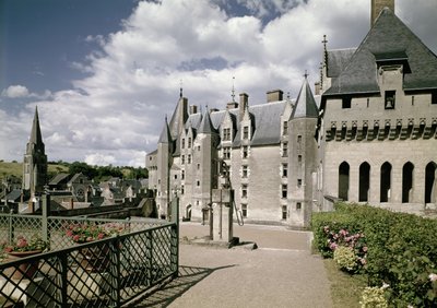 1465年頃、フランスのルイ11世の大臣ジャンブルのために建てられた、復元された城の西側のファサードの眺め（877684-85も参照） 作： French School
