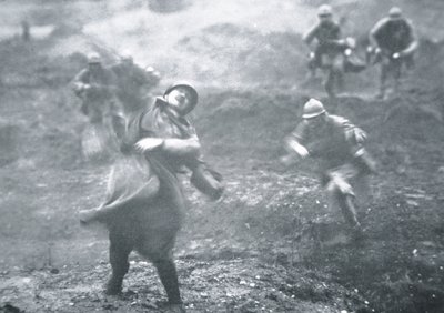 WWI 西部戦線で前進中に銃撃を受けたフランス人兵士 作： French School