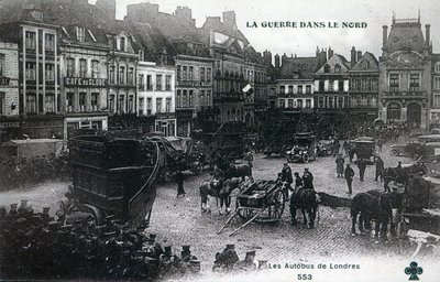 北の戦争：1915年のベスーンのメイン広場にあるイギリス遠征軍のロンドンバス（フォトリソ） 作： French School