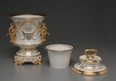 白と金で覆われたアイスクリームバケツ、ジェイコブプチの工場 作： French School