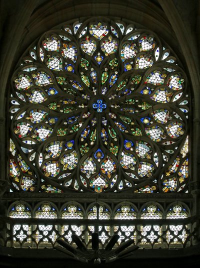 サウスローズウィンドウを描いたウィンドウSローズには、C16初頭に建てられ、1865年に復元されたものの、元の装飾ガラスの多くが含まれています（。） 作： French School