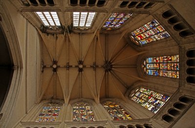 聖歌隊の金庫と聖歌隊の聖職者の窓を描いた聖歌隊のウィンドウビュー 作： French School