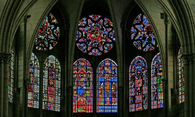 大聖堂の聖歌隊の東端にある教会の窓の眺めを描いた窓w100 作： French School