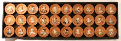 30人のドラフトマンの肖像メダイヨン（木地にカラージェッソ・デュロを塗布したもの）のコレクション。 作： Friedrich (after) Hagenauer