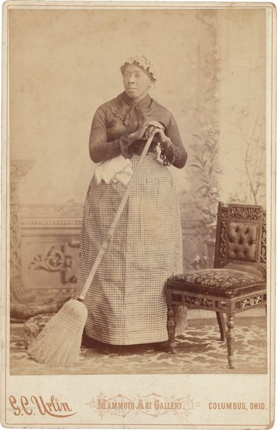 ほうきを持つ女性の肖像,c.1885年（写真） 作： GC アーリン