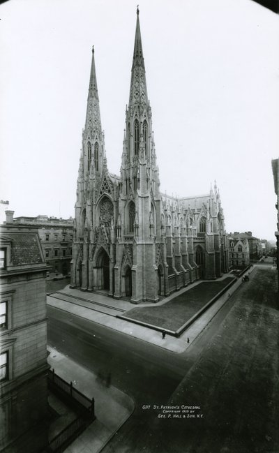 聖パトリック大聖堂、5番街、1909年（白黒写真） 作： G.P. Hall und Sohn