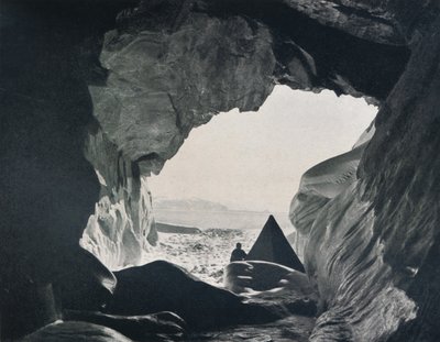 ペネロペポイントの下の洞窟のキャンプ、1912年、1913年 作： G. Murray Levick