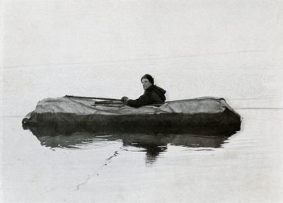 1911年、1913年、カヤックに浮かぶキャンベル 作： G. Murray Levick