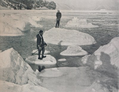 キャンベルとプリーストリーがパンケーキアイスに浮かぶ、1912年、1913年 作： G. Murray Levick