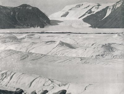 プリーストリー氷河の入り口にあるクレバスドアイス、c1911、1913 作： G. Murray Levick