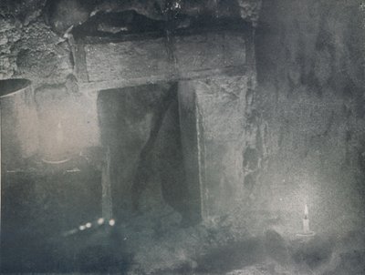 イブラーのドアの内側、ほお紅のランプの光、c1911、1913 作： G. Murray Levick