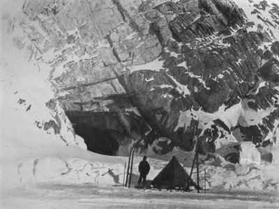 1912年、1913年、ペネロペポイントのレヴィックキャンプ外 作： G. Murray Levick