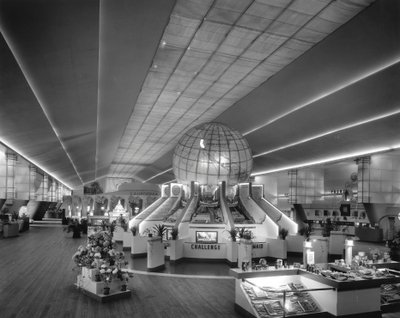 1939年のニューヨーク万国博覧会で農業のホールにあるCel-O-Glassの照らされた地球 作： Gabriel Moulin