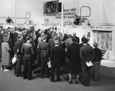 製品のデモ、ニューヨークワールドフェア、1939 作： Gabriel Moulin