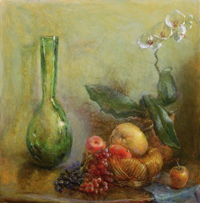 果物と緑色の花瓶のバスケットと蘭 作： Gail Schulman