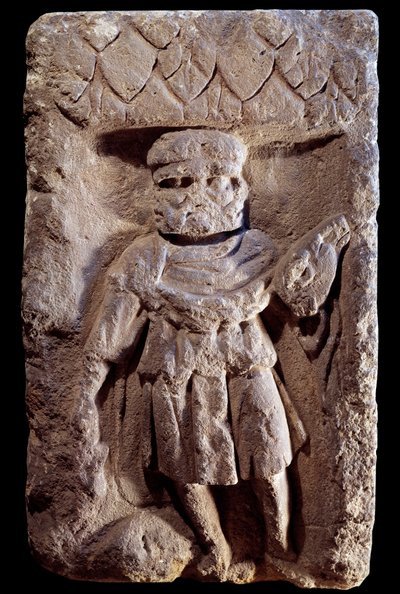 Gallo-Roman art: tricephal divinites or Mercury has three heads.石の上のレリーフ。紀元前1世紀～紀元後5世紀パリ、カルナヴァレ美術館 作： Gallo Roman